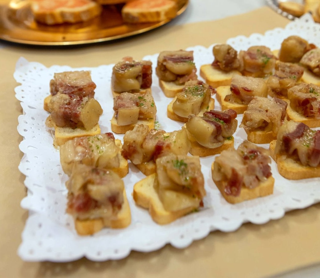TOSTADA DE LINGOTE DE MANITAS DE CERDO CON PEREJIL