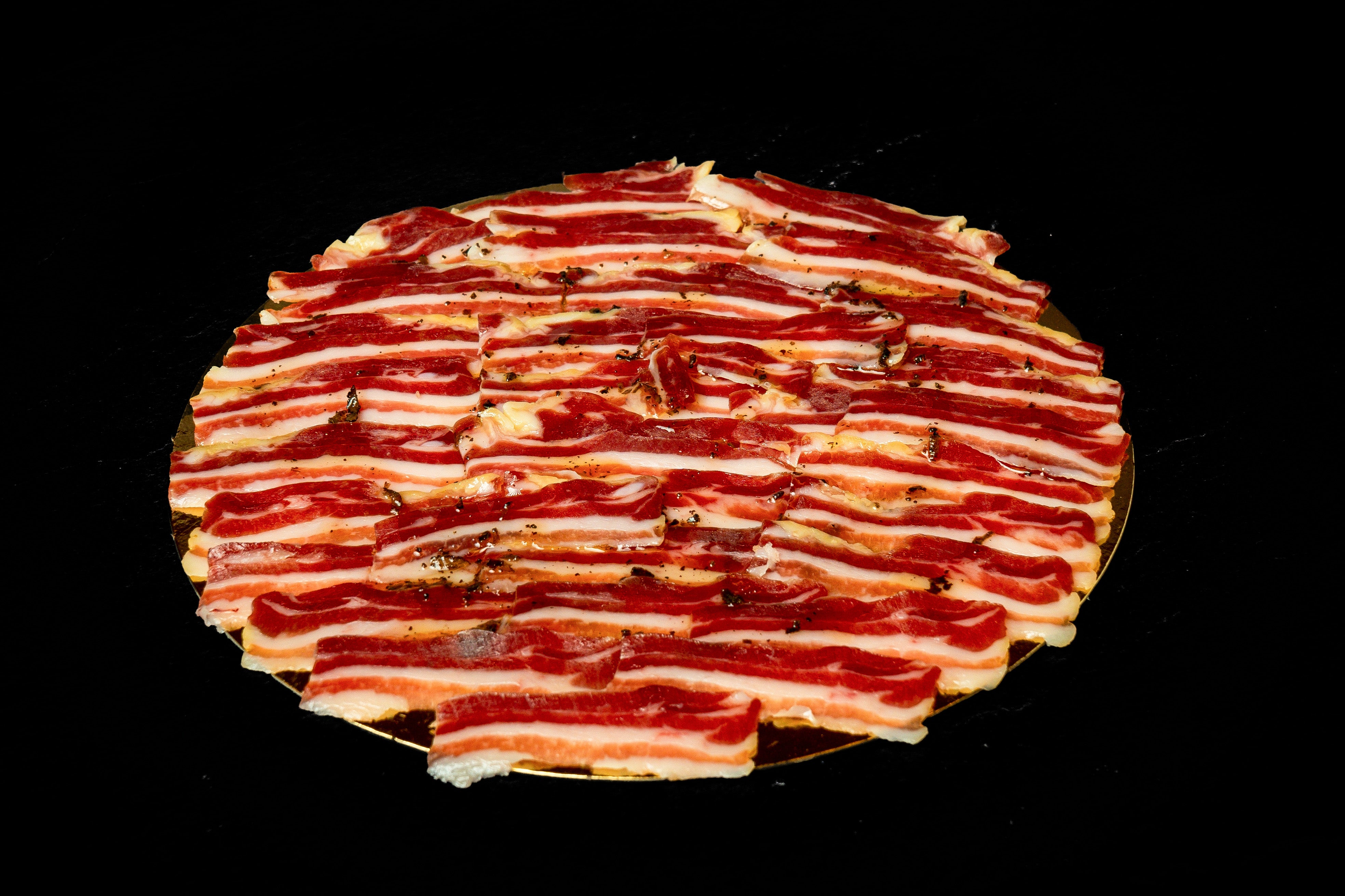 Carpaccio de panceta curada con trufa.