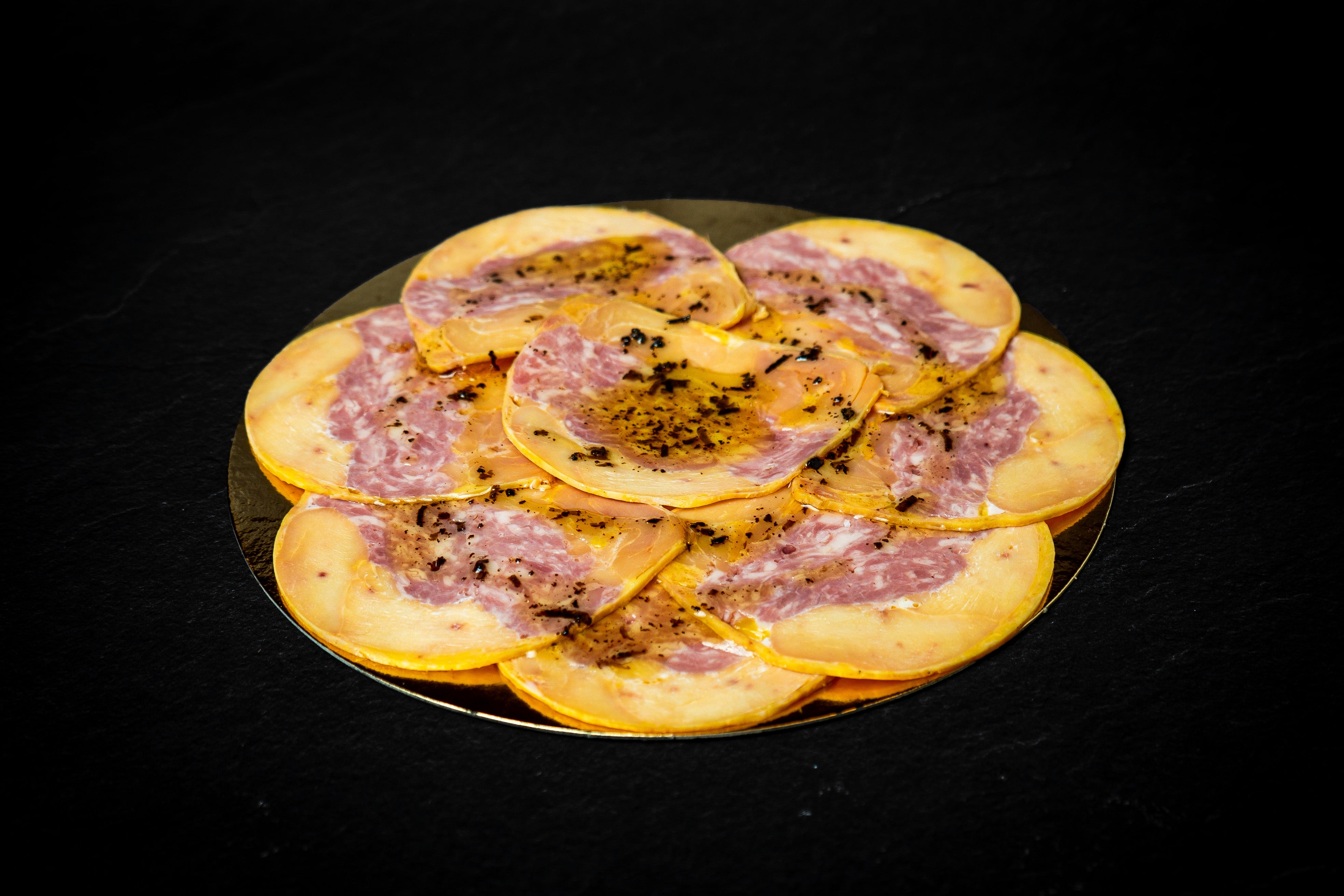 Carpaccio de gallina trufada, con trufa.