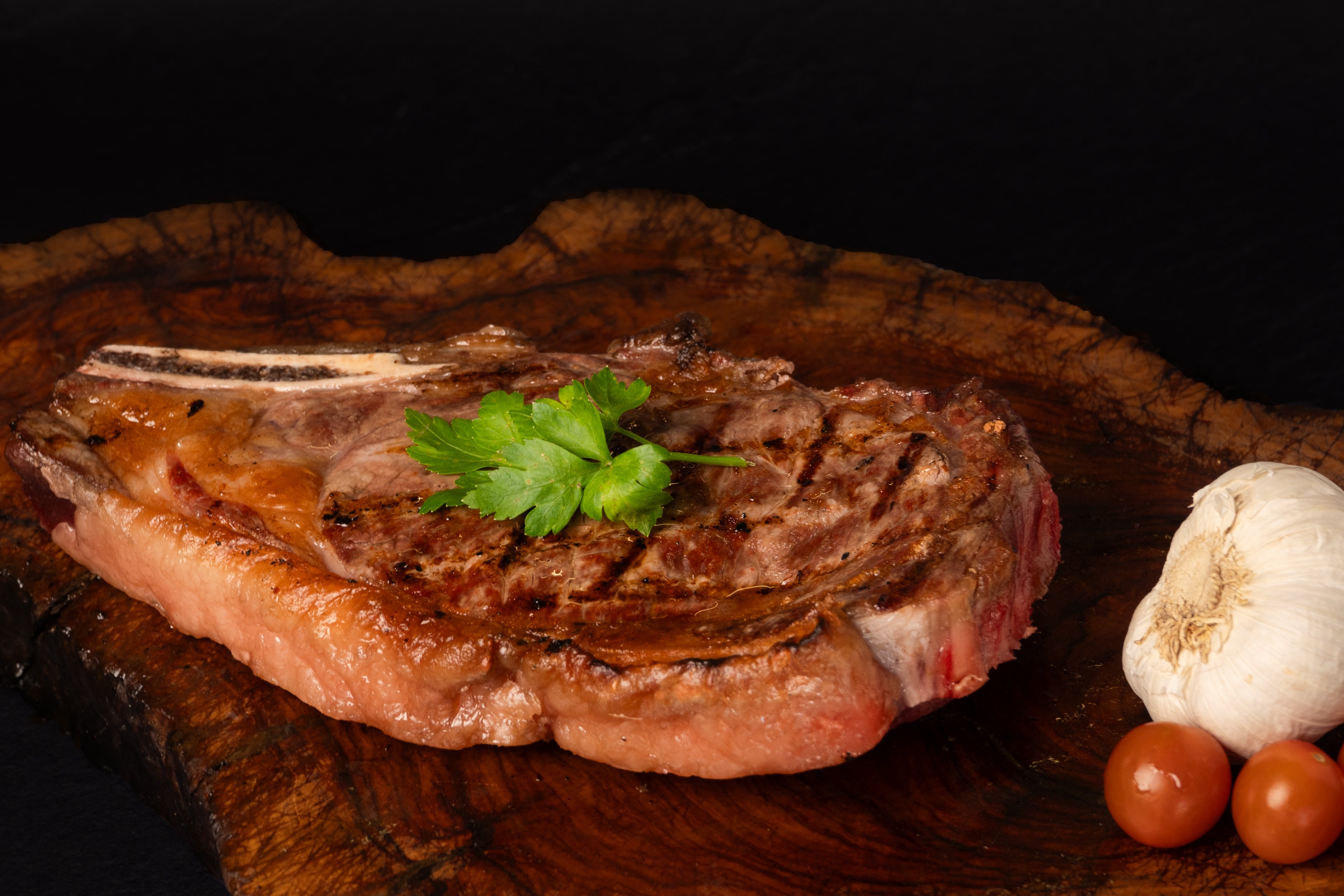 Chuletón de angus cocinado en la brasa.