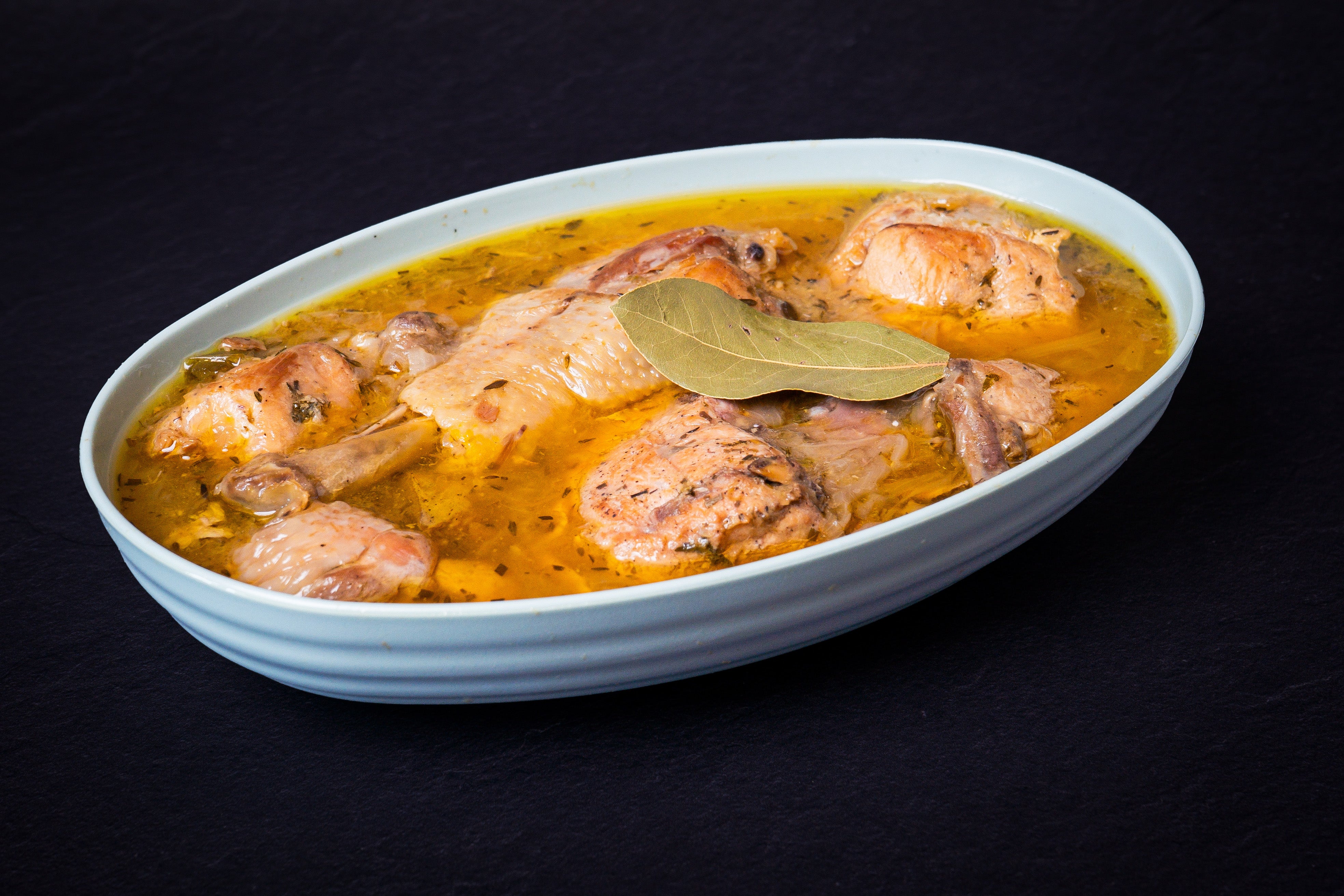 Plato cocinado de pollo de corral. Guiso de calidad.