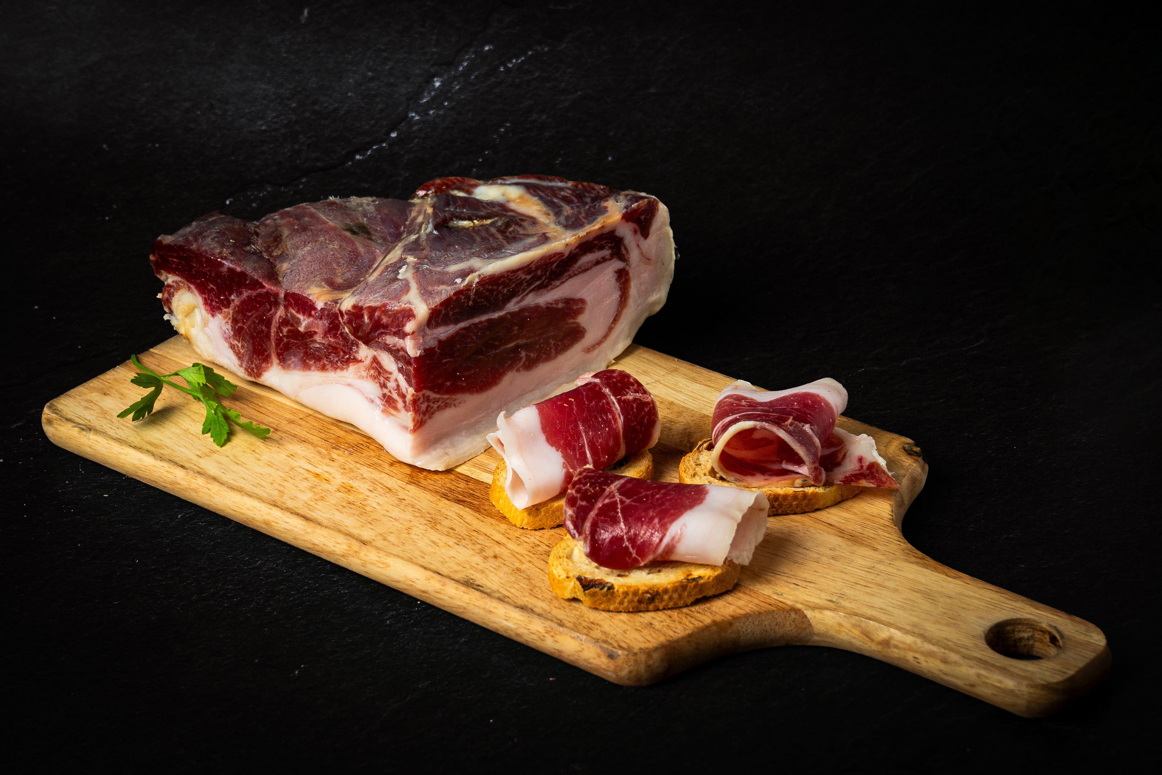 Jamón Ibérico sobre mini tostadas, listo para comer.