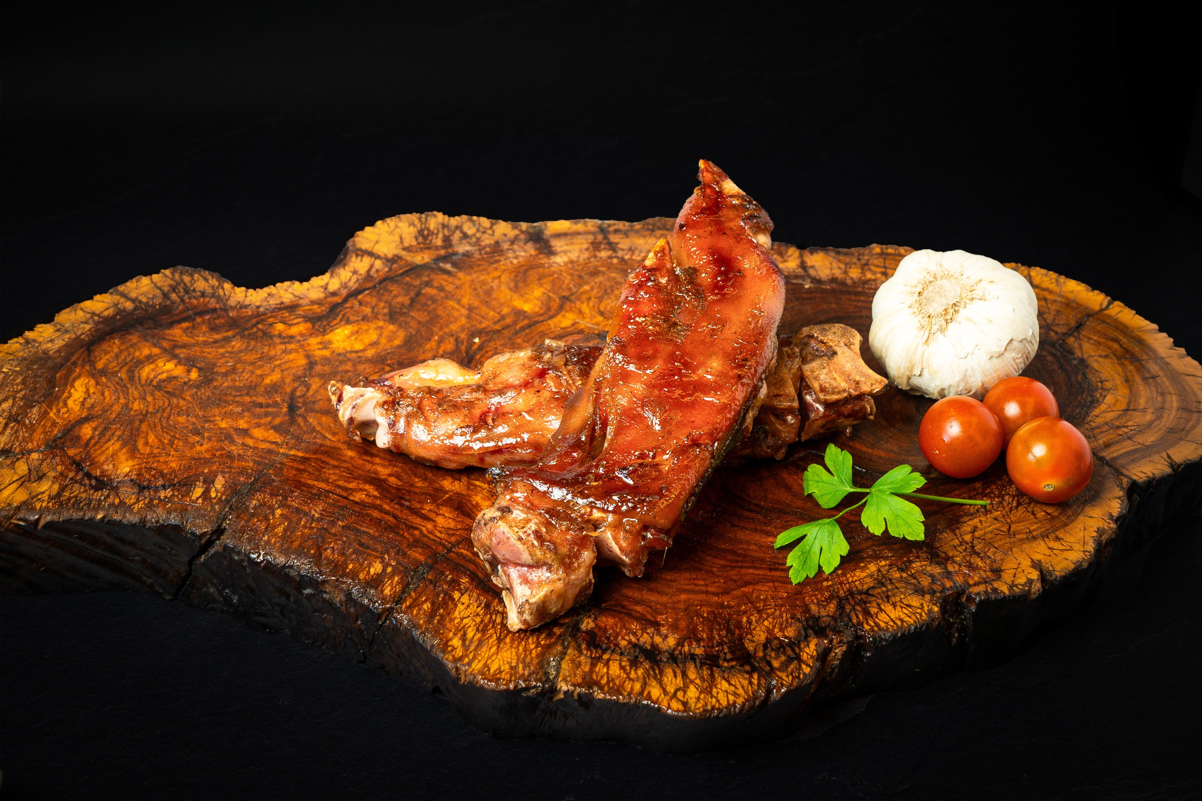 2 Manitas de cerdo cocidas, y pasadas por la brasa.