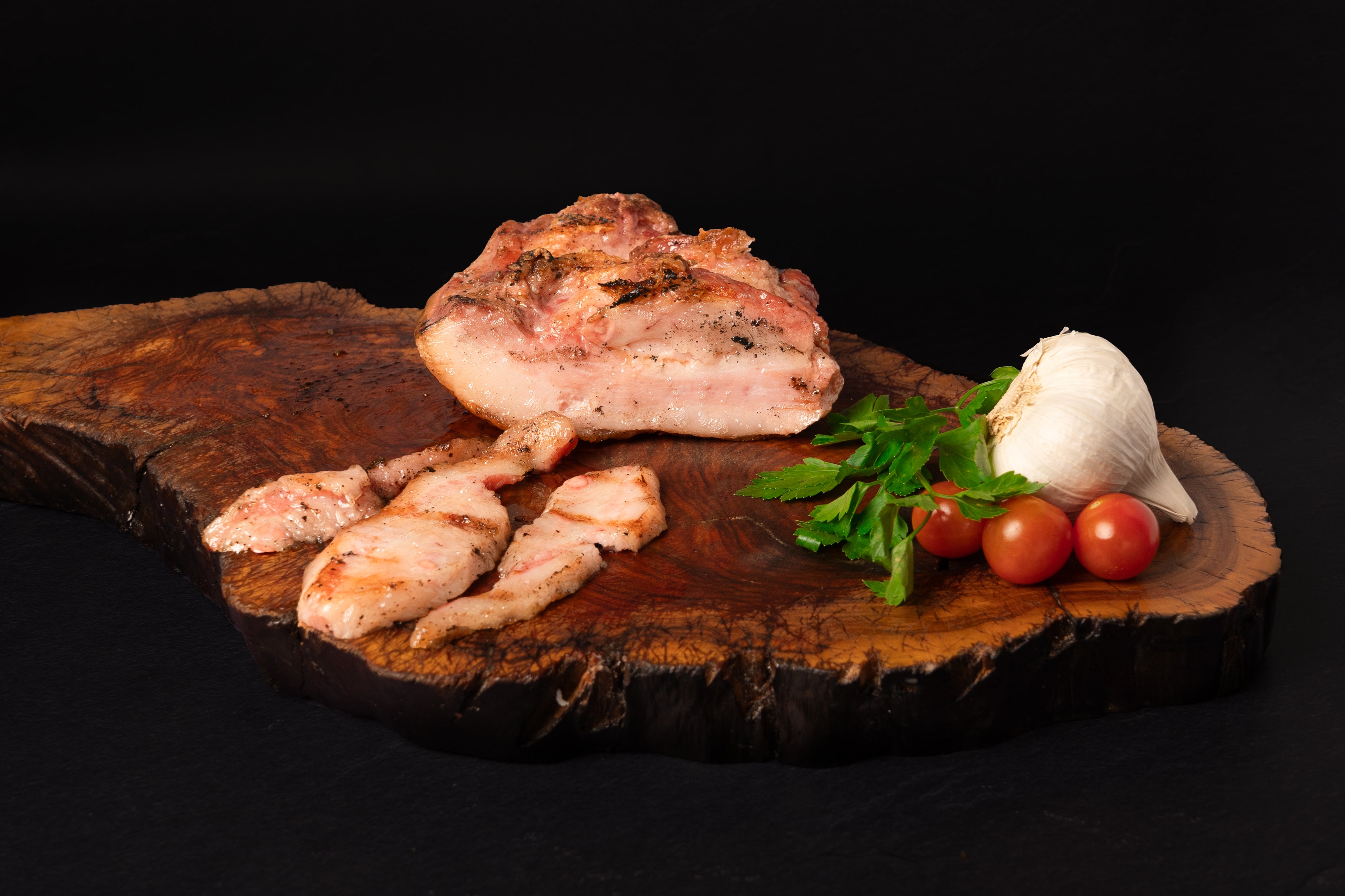 Papada de cerdo cocida y pasada por la brasa.