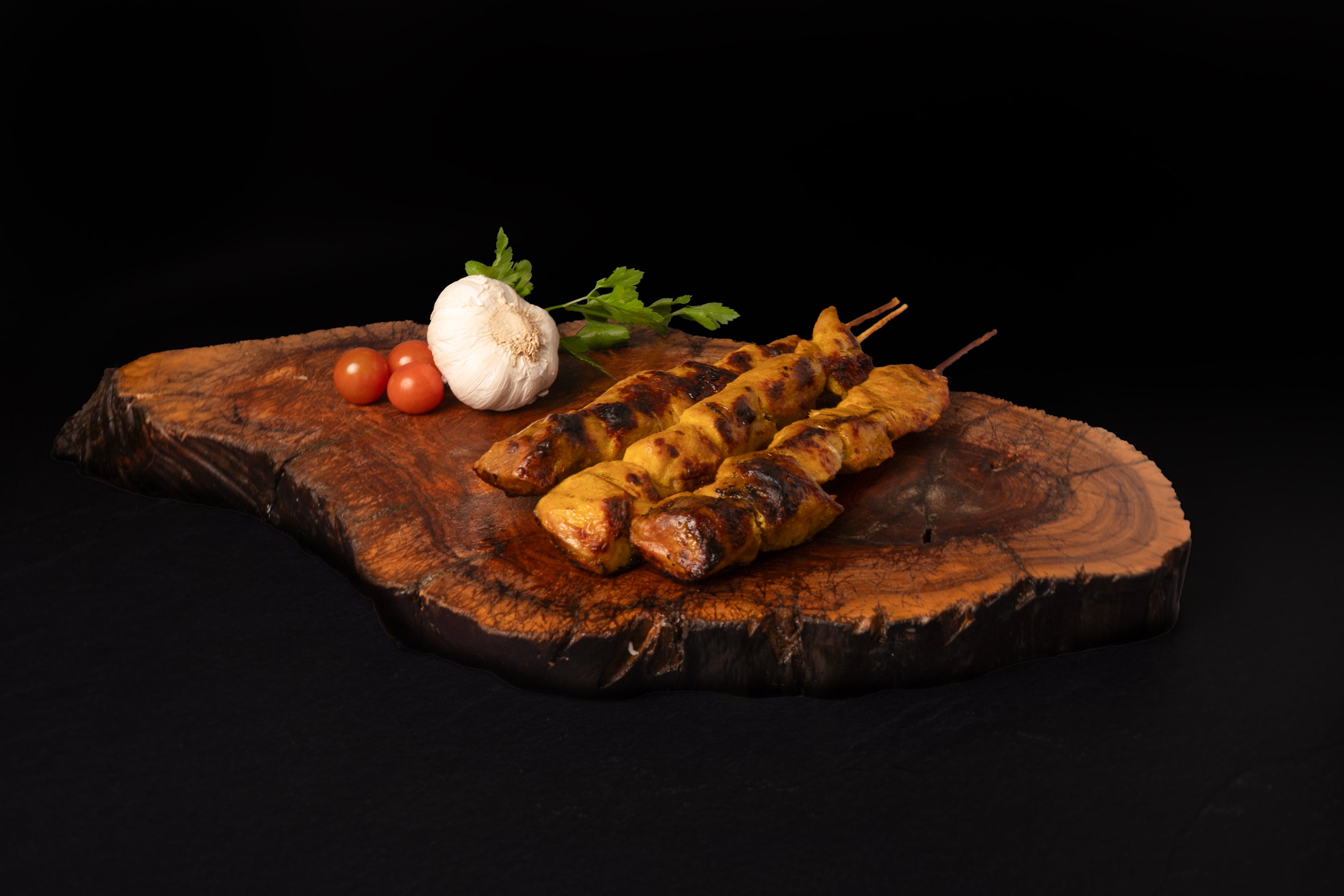 3 brochetas de pinchos morunos amarillos pasados por la brasa.