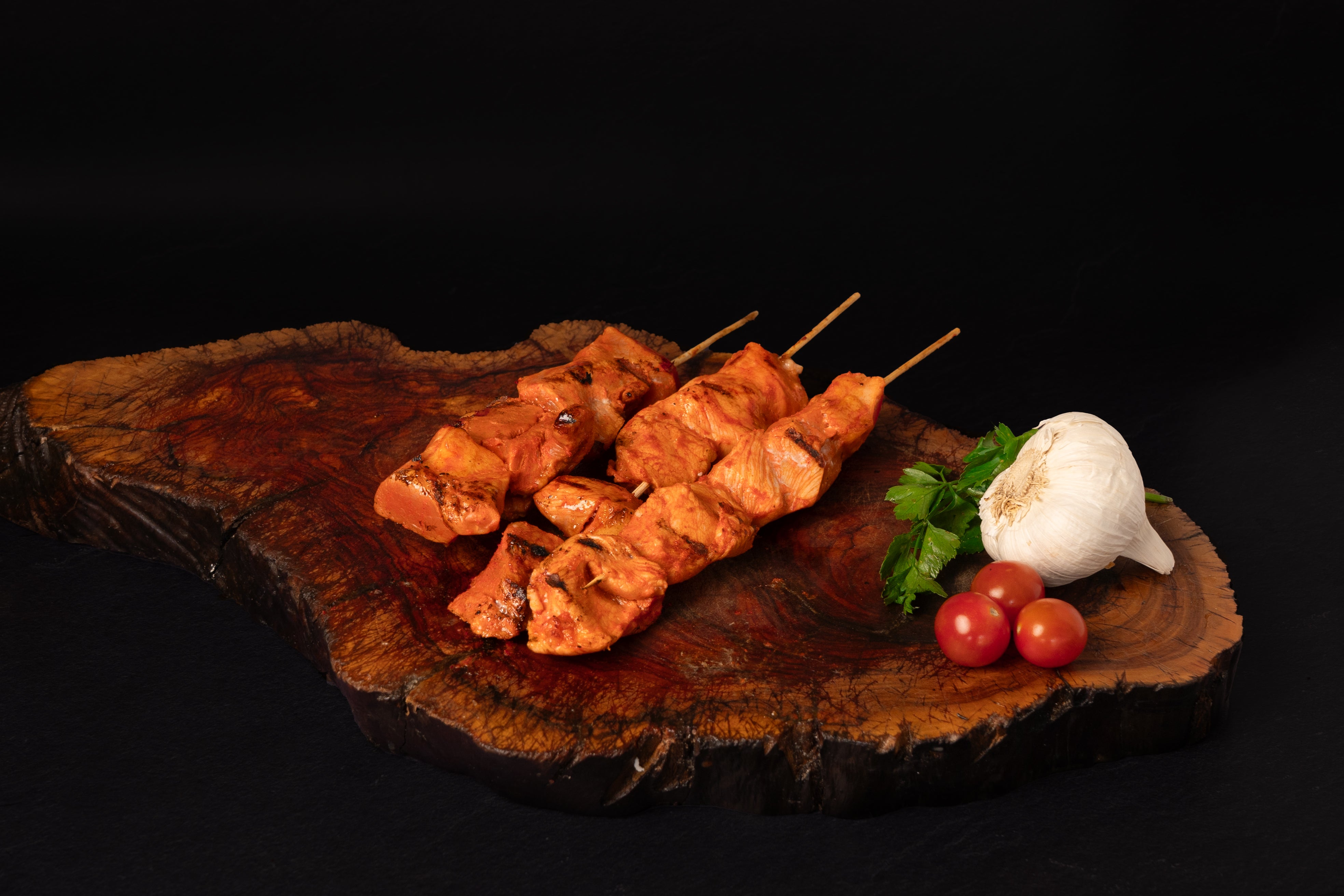 3 brochetas de pinchos rojos pasados por la brasa.